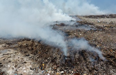 އަލިފާން ފަރުބަދައިގެ މެދުގައި