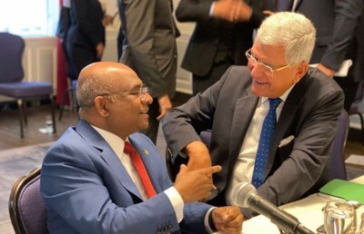 ތާރީހީ ކަމެއް: ރައީސް އދ. ގެ ޕޯޑިއަމްގައި، ޝާހިދު ރިޔާސަތުގައި