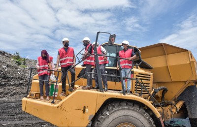 އަލިފާން ފަރުބަދައިގެ މެދުގައި