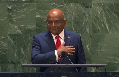 ތާރީހީ ކަމެއް: ރައީސް އދ. ގެ ޕޯޑިއަމްގައި، ޝާހިދު ރިޔާސަތުގައި