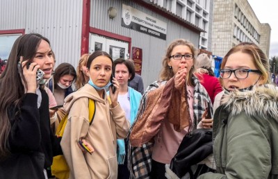 ރަޝިޔާގައި ޔުނިވަސިޓީއެއްގެ ތެރެއަށް ބަޑިޖަހައި ހަ މީހުން މަރާލައިފި