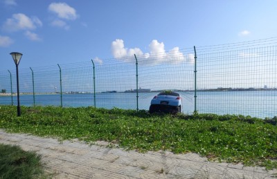 ހުޅުމާލޭ ހައިވޭގެ ފެންސް ފަޅާލައި ކާރެއް ފުރޮޅާލައިފި