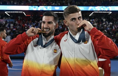 އޮލިމްޕިކްސްގެ ރަން މެޑައްޔާ އެކު ފުޓްބޯޅައިގެ ރަސްކަން ސްޕެއިން އަށް