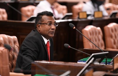 ޖާބިރާ ދެކޮޅަށް މަތިވެރި ރައްޔިތުން ނުކުމެއްޖެ، މިހާރު ހުންނެވީ ރައްކާތެރިކަމަށްޓަކައި ޕޮލިސް ސްޓޭޝަނުގައި