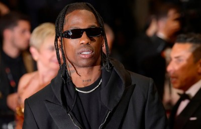 ސެކިއުރިޓީ ގާޑަކަށް ހަމަލާދީގެން ހައްޔަރުކުރި ޓްރެވިސް ދޫކޮށްލައިފި