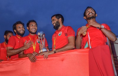 ތަށި ދިފާއު ކުރަން ޗެމްޕިއަނުން އަމިއްލަ ފަސްގަނޑުގައި