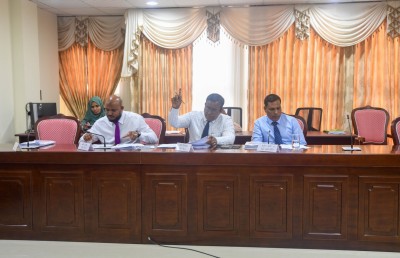 ކޮރަޕްޝަންގެ ތުހުމަތުވާ މުވައްޒަފުން ވަގުތުން ވަޒީފާއިން ވަކިކުރެވޭ ގޮތަށް ހަދަން ސަރުކާރަށް ލަފާ ދެނީ