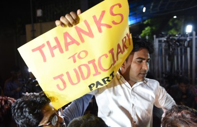 ރޭޕުގެ ތުހުމަތުގައި ހައްޔަރު ކުރި މީހާ ދޫކޮށްލީ އަވަށުގެ ހުރިހާ އަންހެނުންގެ އެއްޗެހި ދޮވުމަށް ޝަރުތުކޮށް