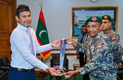 ނަސްރުގެ 95 ވަނަ މެރަތަންގެ މެޑަލް ނައިބު ރައީސަށް ހަދިޔާ ކޮށްފި