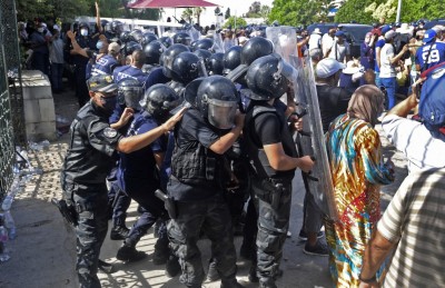 ތޫނިސްގެ ރައީސް ބާރު ގަދަކުރައްވަނީ، އިދިކޮޅު ރަތަށް