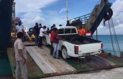 އައްޑޫގެ މަގުތައް ހަދަން ބޭނުންކުރާ ވެހިކަލްތަކެއް މާލެ ގެންދަން އުޅެނިކޮށް ހުއްޓުވައިފި