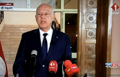 ތޫނިސްގެ ރައީސް ބާރު ގަދަކުރައްވަނީ، އިދިކޮޅު ރަތަށް