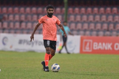 ފަހަތުން އަރައި ގްރާންޑޭ ބަލިކޮށް އީގަލްސް ތިން ވަނައަށް