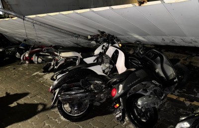 އައިޖީއެމްއެޗު ކައިރީގައި ޖަހާފައި ހުރި ފެންސެއް ވެއްޓި، ސައިކަލްތަކަކަށް ބޮޑެތި ގެއްލުންތަކެއް!