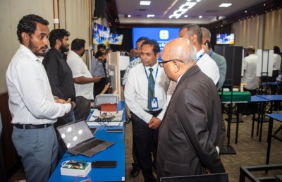 ރާއްޖޭގެ ފުރަތަމަ އިންޖިނިއަރިން އެގްޒިބިޝަން ވިލާ ކޮލެޖުން ބާއްވައިފި