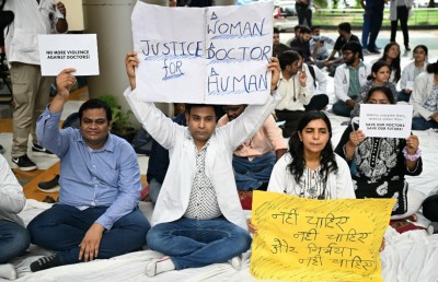 އިންޑިއާގައި ޑޮކްޓަރު މަރާލީ ގޭންގު ރޭޕުކޮށްފައި ކަމަށް ތުހުމަތުކޮށްފި