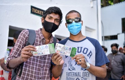 ޓިކެޓް ގަންނަން ދިވެހި ސަޕޯޓަރުންގެ ދިގު ކިޔޫއެއް