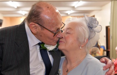 ބައްދަލުވިތާ 60 އަހަރު ފަހުން 95 އަހަރުގެ މީހަކާއި 90 އަހަރުގެ މީހަކު ކައިވެނިކޮށްފި