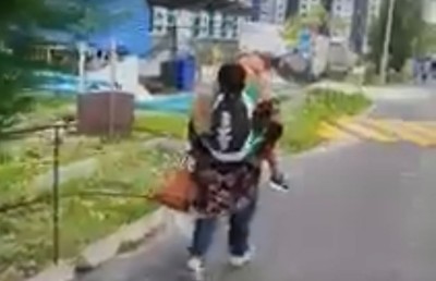 ކުއްޖަކު ކޮނޑަށް ލައިގެންދިޔަ މަންމައަށް އާންމުންގެ ޖަމިއްޔާއިން ޓެކްސީއެއް ހަމަޖައްސައިދެނީ