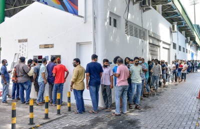 ޓިކެޓް ގަންނަން ދިވެހި ސަޕޯޓަރުންގެ ދިގު ކިޔޫއެއް