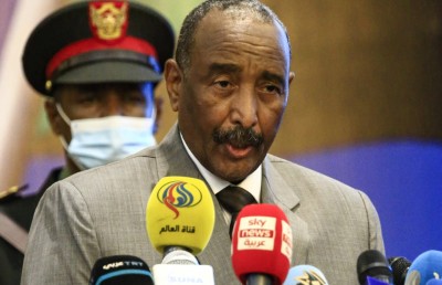 ގައުމު އޮޔާ ދާއިރު ސިފައިން ހައްޕު ކިޔައިގެން ނުތިބޭނެ: ޖެނެރަލުން