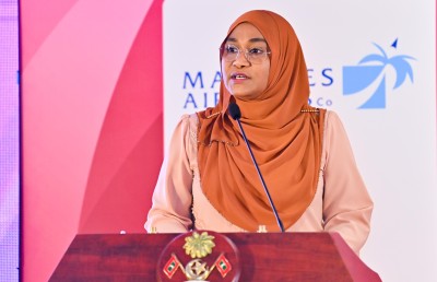 ރިސޯޓްތަކުގައި ވަޒީފާ އަދާކުރާ އަންހެނުންނާ މެދު ދެކޭ ގޮތް ބަދަލުކުރަން ޖެހޭ: ފަސްޓް ލޭޑީ