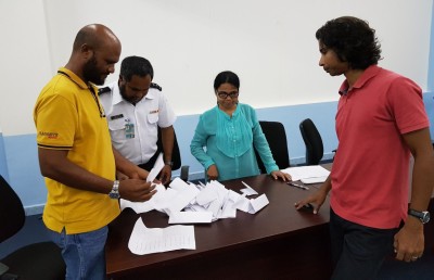 "ކަރުދާސް ކްލަބްތައް" ނުކުމެ އެސޯސިއޭޝަންތަކުގެ އިންތިހާބުތައް ހަރާބު ކުރަނީ، "ދޮވެލަން" ވީ ފަހަރު!