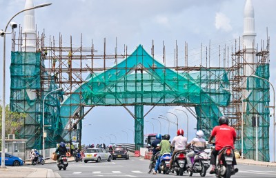 ސިނަމާލެ ބްރިޖު ލައިޓު ކައިރީގައި ހިނގި އެކްސިޑެންޓެއްގައި ތިން މީހަކަށް އަނިޔާވެ، ފަރުވާދެނީ