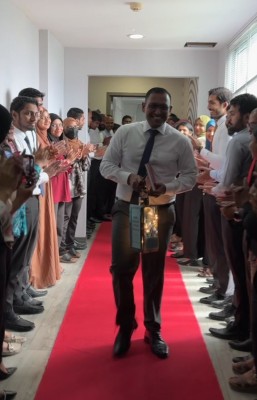 ޕީޖީ ޝަމީމަށް މުވައްޒަފުންގެ ފަރާތުން ރަތްދޫލައިގެ ވަދާއުއެއް