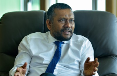 އޭޖެންޓެއް މެދުވެރިކޮށް ބިދޭސީން ގެންނަން ވިޔަފާރިތަކަށް މަޖުބޫރެއް ނުކުރާނަން: ފައްޔާޒް