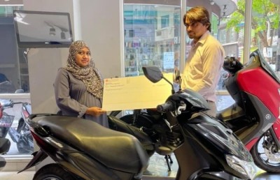 ކޮނޑުގައި ދަރިފުޅު އުފުލި މަންމައަށް ލިޓަސް އިން ސައިކަލެއް