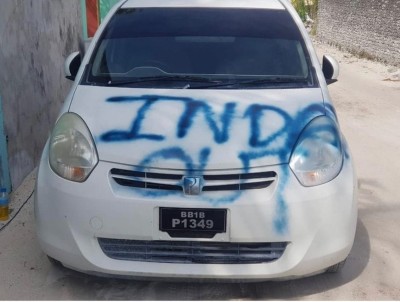 އައްޑޫ މޭޔަރުގެ ކާރުގައި ސްޕްރޭއިން "އިންޑިއާ އައުޓް"ލިޔެފި