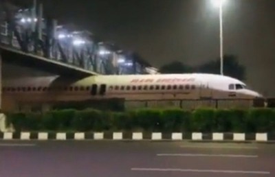 އެއާ އިންޑިއާގެ މަތިންދާބޯޓެއް ބްރިޖެއްގެ ދަށުގައި ތާށިވެފައި!