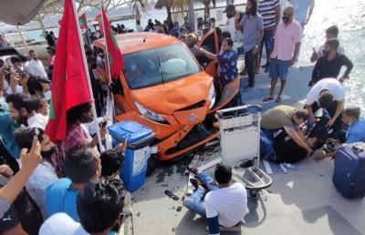 އެއާޕޯޓްގައި ދިރާގުގެ ކާރެއް އެކްސިޑެންޓުވެ ތިން މީހަކަށް އަނިޔާވެއްޖެ