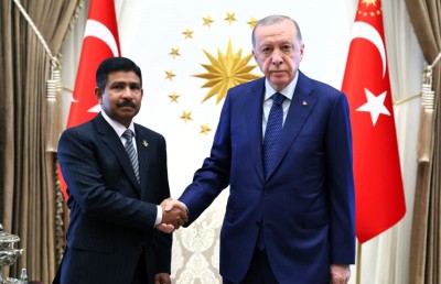 ކުރީގެ ޗީފް އަބްދުއްރަހީމް، ސަފީރުކަމުގެ ފަތްކޮޅު ތުރުކީގެ ރައީސް އުރުދުޣާނަށް އަރުވައިފި