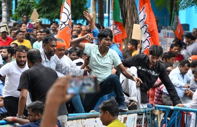 ރޭޕްގެ މައްސަލާގައި އިންޑިއާގައި ކުރި މުޒާހަރާ ހޫނުވެ 100 މީހަކު ހައްޔަރުކޮށްފި