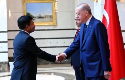 ކުރީގެ ޗީފް އަބްދުއްރަހީމް، ސަފީރުކަމުގެ ފަތްކޮޅު ތުރުކީގެ ރައީސް އުރުދުޣާނަށް އަރުވައިފި