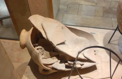 އިޒްރޭލުގެ ދާރުލްއާސާރެއްގައި ހުރި 3،500 އަހަރުވީ ގުޅިއެއް ކުޑަކުއްޖެއްގެ އަތުން ތެޅިއްޖެ