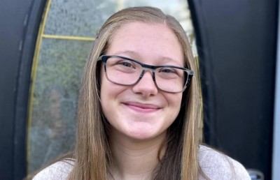 މާސްކް ނޭޅި ދަރިވަރަކާ ހެދި މުޅި ސްކޫލް ބަންދުކޮށް، އޭނާ ޖަލަށް