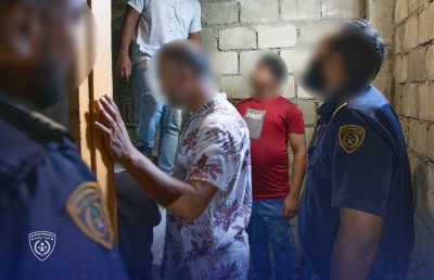 ބިދޭސީންގެ "ފުޑް ފެކްޓްރީ" އެއް ބަންދުކޮށް ދެ މީހަކު އިމިގްރޭޝަނުގެ ބެލުމުގެ ދަށަށް