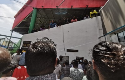 ރާއްޖޭ މެޗަށް ޓިކެޓް ނުލިބުމުން ގަދަކަމުން ދަނޑަށް ވަދެގެންފި