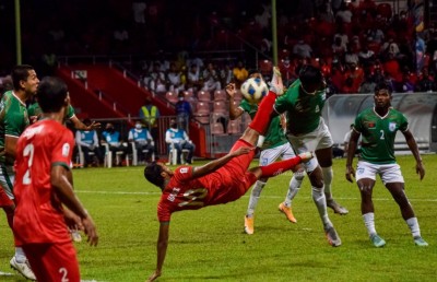 ހަމްޕުގެ ބައިސްކަލް ކިކް ގޯލް، އާދަޔާހިލާފް މޮޅު ލަނޑެއް