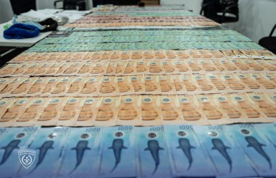 ކަޅު ބާޒާރުގައި ޑޮލަރު ވިއްކާ ބިދޭސީންތަކެއް އަތުލައިގެންފި؛ ލައްކައިން ފައިސާ ހުރި