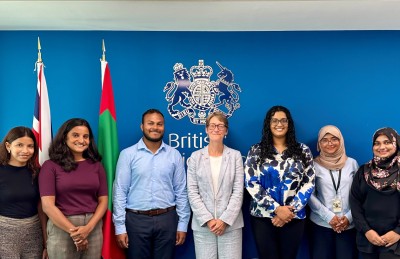 ޗިވަނިން ސްކޮލަޝިޕްގައި ކިޔަވަން ދާ ދަރިވަރުންނާ އިނގިރޭސި ސަފީރު ބައްދަލުކުރައްވައިފި