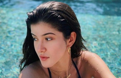 ޝަނާޔާ ނެރޭނީ ޖާންވީ ވެސް ބޮލީވުޑަށް ނެރުނު ޑައިރެކްޓަރު