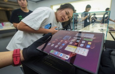 ވާވޭއިން ދައްކާލީ ތިން ތަނުން ފަތްޖެހޭ ފޯނެއް، އަގަކީ 2،800 ޑޮލަރު