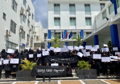 މުސާރަ ބޮޑުކޮށްދޭން ގޮވާލައި ކަޅު ހެދުމުގައި އެމްއެންޔޫގެ މުވައްޒަފުން ހިމޭން އިހުތިޖާޖަކަށް