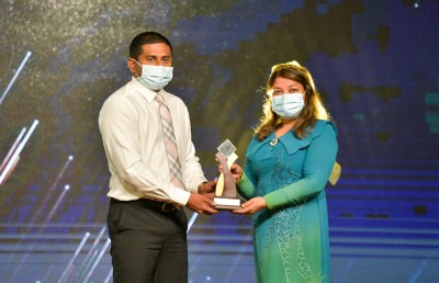 ނޫސްވެރިކަމުގެ ހިދުމަތުގެ އެވޯޑް ނޮވެލްޓީ އަލީ ހުސައިނާއި ހުސައިން މުހައްމަދުގެ ހަނދާނަށް