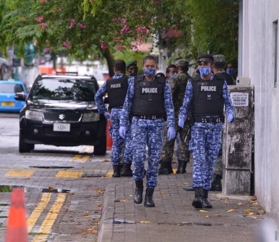 މާފުށީގައި ތޫނު އެއްޗަކުން ހަމަލޭދޭން އުޅުނުކަމުގެ ތުހުމަތުގައި ދެ މީހަކު ހައްޔަރުކޮށްފި