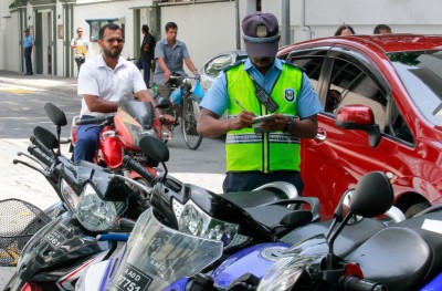 ޓްރެފިކް ޕޮލިސް: "ބޮކި ދިއްލެނީ" ފާލުން ނެއްޓެން ފެށީމަތަ!